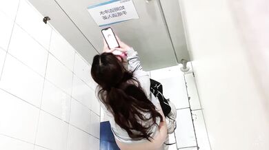 9月最新流出精品手持厕拍牛逼大神潜入师范学院女厕超近距离抄底拍逼宛如用放大镜看逼和菊花