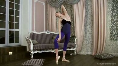 【罗芙传奇】最新流出究极绿帽奴推特长视频福利，调教狗奴3P4P，各种无底线榨精玩弄 (2)